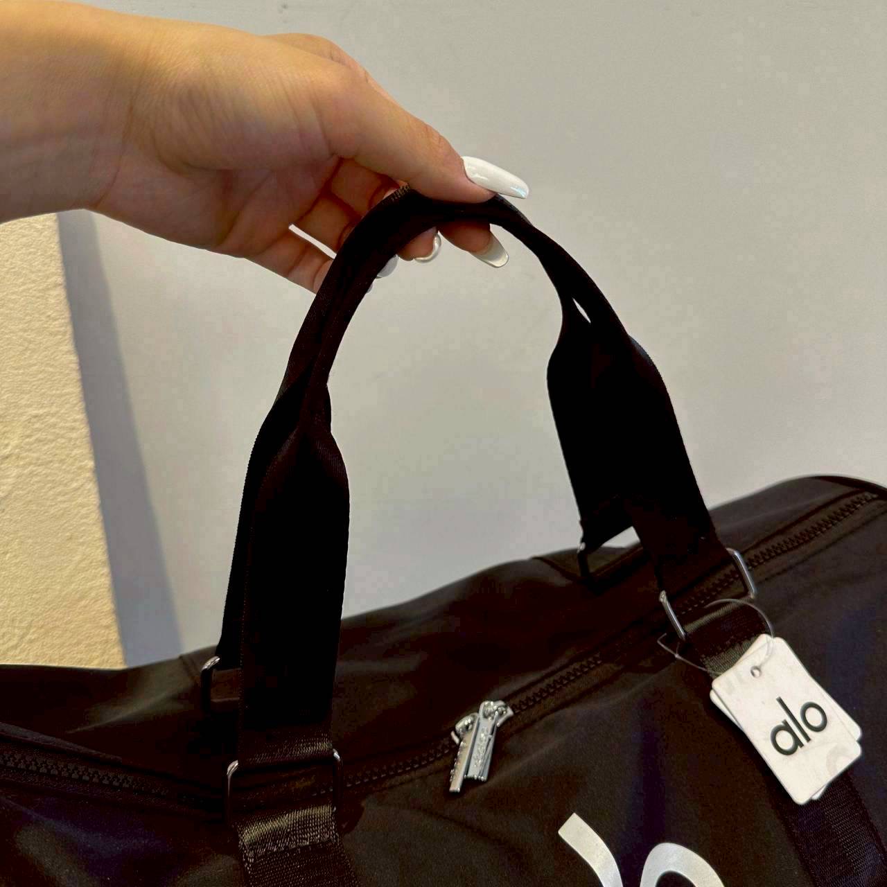 กระเป๋าเดินทางใหญ่ 𝗮𝗹𝗼 ในจีนรีวิวดีมาก งานตรงปก เนื้อผ้าดี ใบใหญ่จุใจ สะพายไปเที่ยว ออกทริป