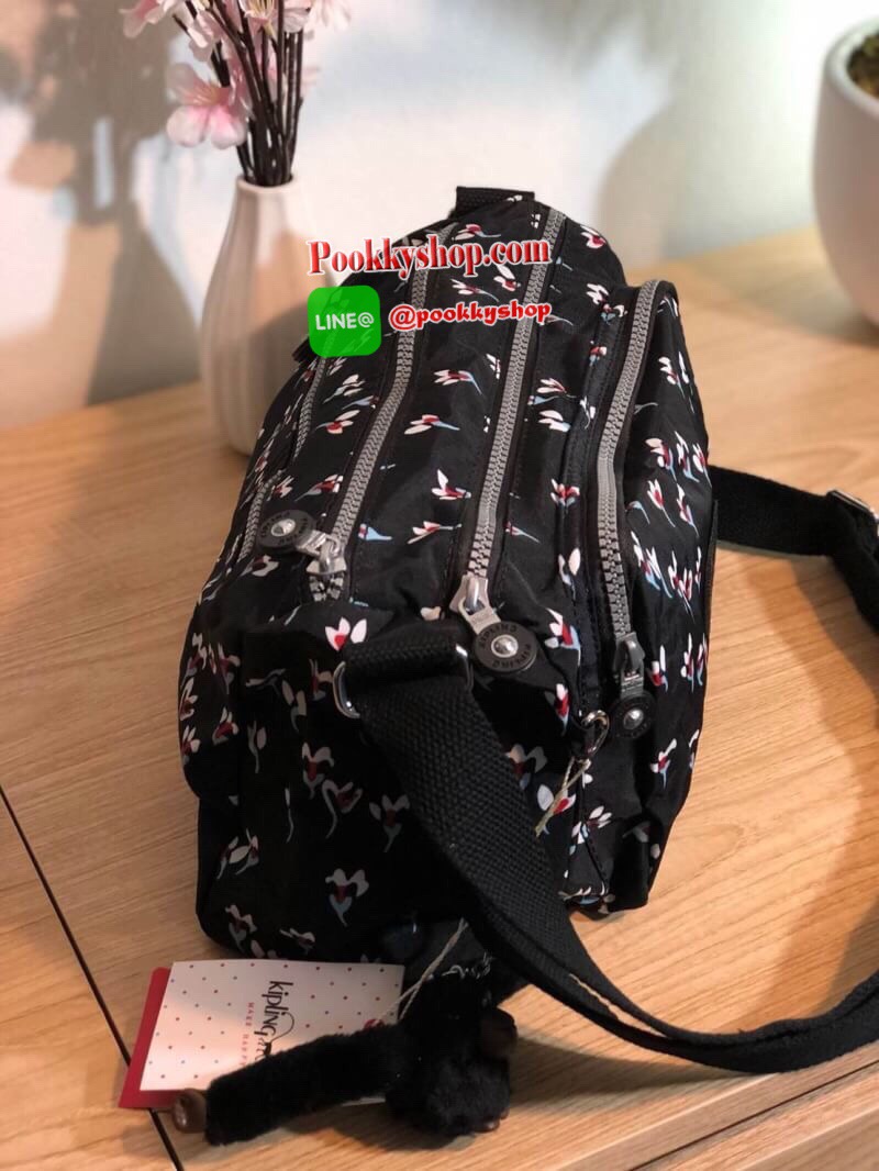 Kipling Reth กระเป๋าสะพายทรงสวย รุ่นยอดนิยมเลยค่ะ สายสะพายปรับระดับสั้น-ยาว เป็นกระเป๋าสะพายเฉียงลำตัวได้ค่ะ ช่องซิปเยอะค่ะ ใส่ของได้เป็นสัดส่วน จุสัมภาระได้ดีเลยค่ะ ทรงสวย สะพายน่ารักมาก ห้ามพลาดเลยค่ารุ่นนี้