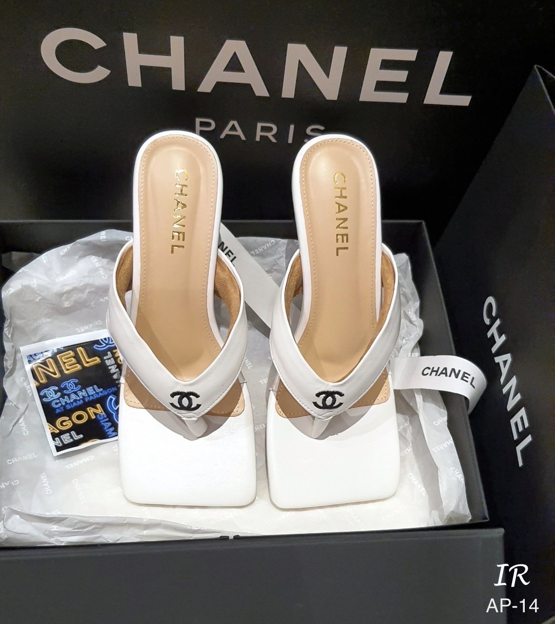 แบบขายดี!!! พร้อมส่ง Chanel ตัวใหม่ นิ่มมากค่ะ ตรงหนีบไม่เจ็บเลยคะรุ่นนี้ทำมานิ่มมากเสริมกำมะหยี่ ปั้มแบรนด์ สูง 3 นิ้ว หน้าเท้าบานเก็บได้หมดเท้าไม่ไม่ออกข้าง ทรงสวย ใส่ง่ายจริงๆน้า