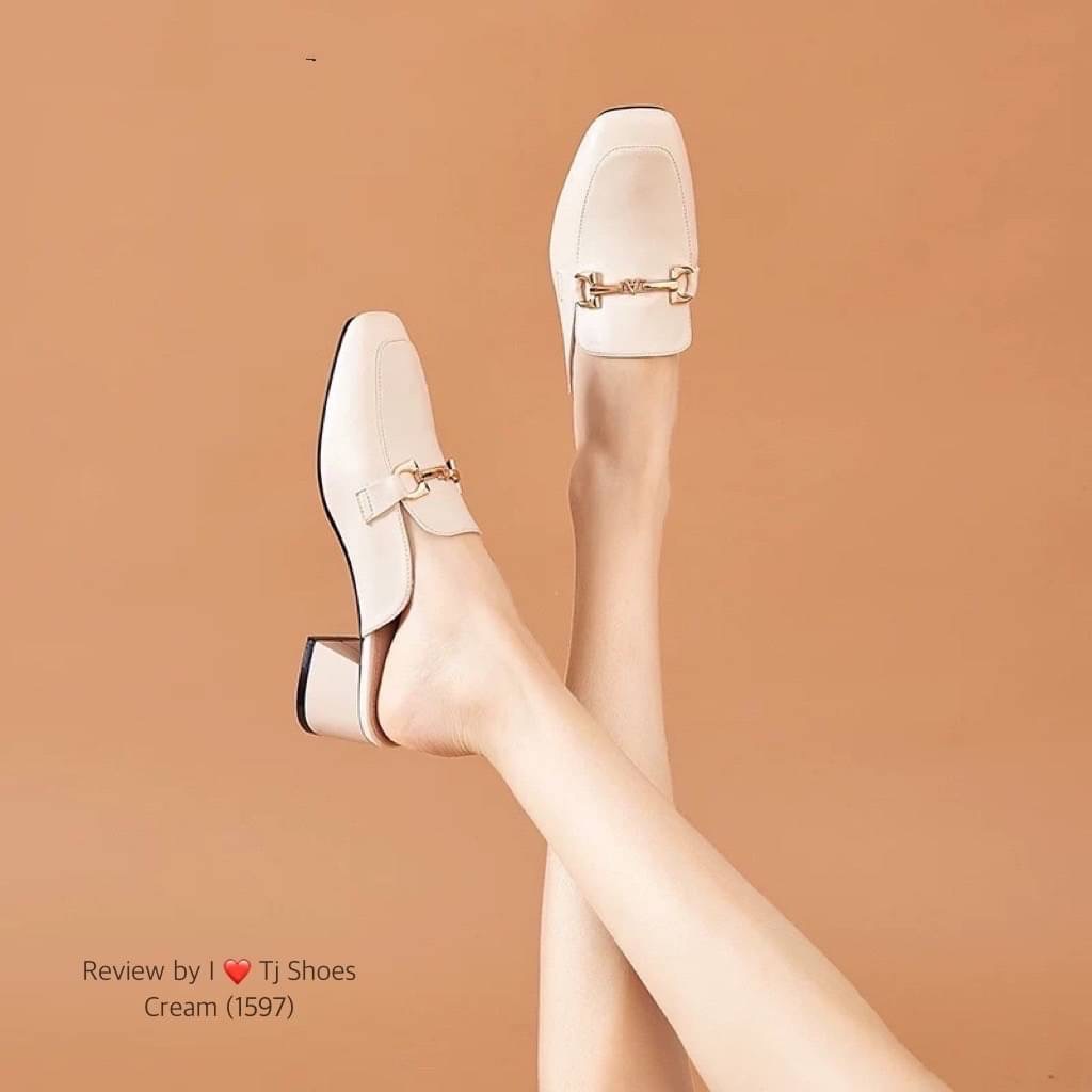 พร้อมส่งรุ่นนี้เก๋มาก ขายดีมากบอกเลยจ้า รองเท้านำเข้า หนังนิ่มมากๆ สวมใส่ง่ายใส่สบาย จับแมทกับชุดง่าย ใส่แล้วดูดีดูเกร๋มากๆ แถมใส่ได้ตลอด ไม่มีเอ้าท์ ของจริงงานดี สวยตรงปกแน่นอน เพราะทางร้านถ่ายรูปจากสินค้าจริง สวยเป๊ะมาก ควรมีไว้เป็นคู่โปรด เป็นรุ่นที่ทา