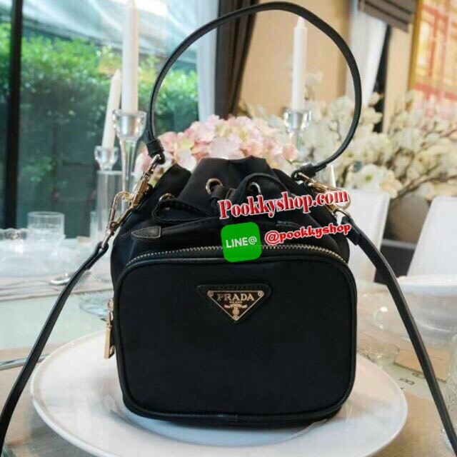 PRADA MINI nylon crossbody bag ARRIVAL รุ่นขายดี ตัวกระเป๋าอะไหล่สีทอง ไซส์มินิ ขนาดกะทัดรัด สามารถใส่ I phone+ ได้ หรือของจุกจิกได้เยอะ เนื้อหนาซับในอย่างดี มาพร้อมสายคล้องมือ + สายสะพายยาวปรับได้ แบบระดับที่สุดแห่งความสวยหรู กับราคาสุดคุ้มที่สาวๆชื่นชอบ