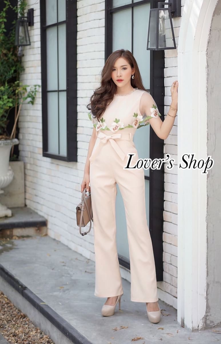 Lover's Shop Teg : Lover’s Shop Brand : - Detail : น่ารักน่าเลิฟ จั้มสูทแนวสาวหวาน ใส่แล้วดูไฮโซมีตังค์ค่ะ ดีเทลแต่ระบายผ้ามุ้งทอลายดอกไม้ ผ้ามุ้งนุ่มไม่คันแน่นอนค่ะ งานมีซับในอัดกาวอย่างดี งานซิบหลัง มีเชือกผูกเอว ทรงสวยเป๊ะ เป้าไม่รั้งแน่นอนค่ะ งาน