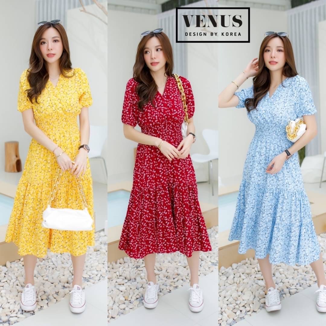 'm Lady By Venus Flora Maxidress แม๊กซี่เดรสพิมพ์ลายดอกไม้ คอวีทรงป้ายอก ช่วงอกแต่งจั๊มยืดตามตัวนะคะ แม๊ทกับรองเท้าผ้าใบก็น่ารักคะ