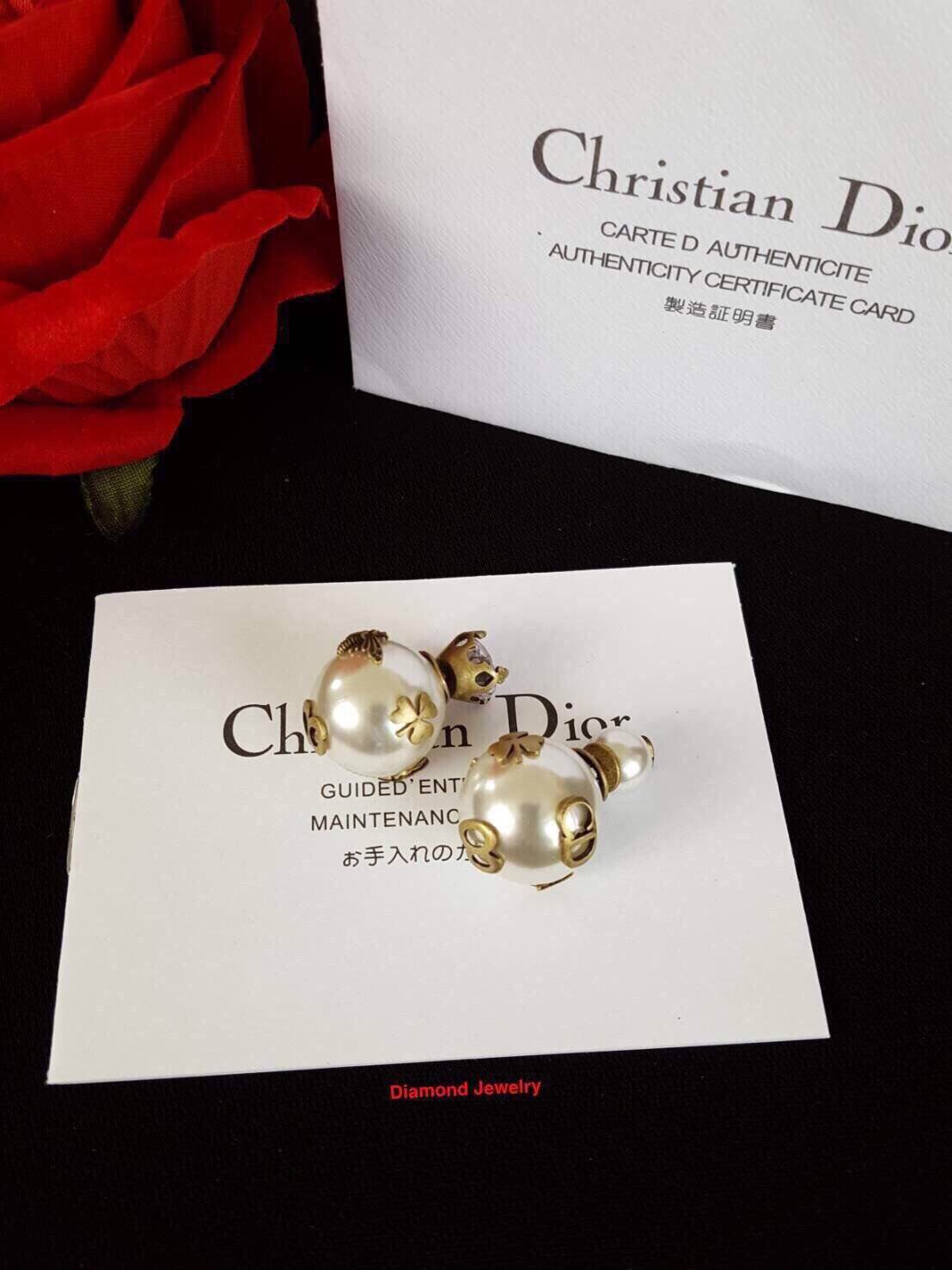 New Arrival !!!!! Dior Tribales Earrings ต่างหูดิอองานมุกรุ่นใหม่ ล่าสุดชนช็อป ดีไซน์สวยมากๆค่ะ มุกสวย ประดับอะไหล่ทองแอนทีคอย่างดี รุ่นนี้มีทั้งหัวมุกและหัวคริสตัลนะคะ มี 2 สีขาว/ดำ ตามรูปเลยค่ะ ไม่มีไม่ได้แล้ว รีบสั่งกันเข้ามาเลยจ้า