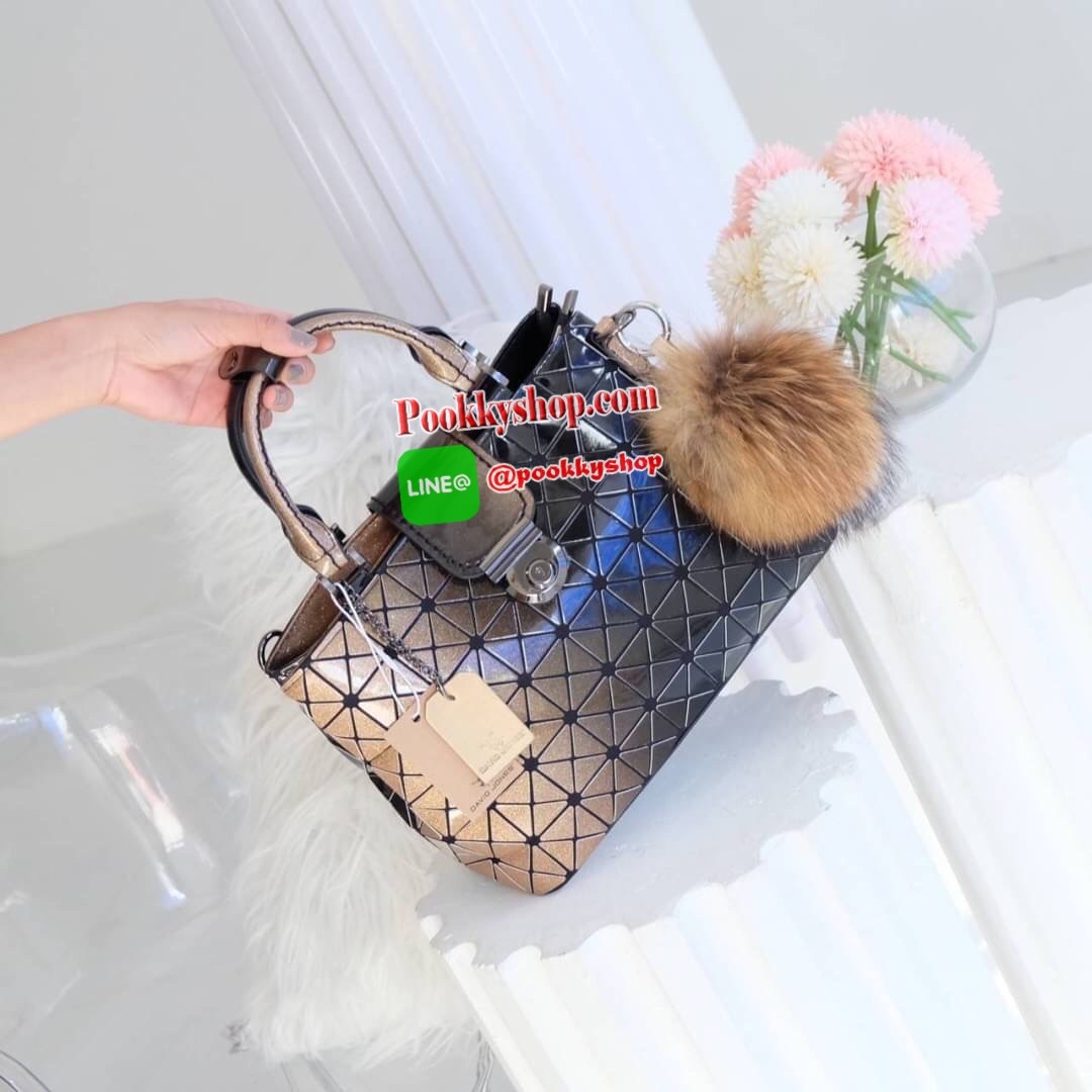 รุ่นขายดีทรงสวย หายากมาเพิ่มแล้วค่ะ!! Mix shade colors !! Tone Black xPeach Limited พิเศษที่ สวยไม่ซ้ำใคร แถมยังลาย หายาก ทรง Handbag น่ารักมาก ค่า ( เนื่องจากสีเฟด ดังนั้นแต่ละใบลายสีอาจจะมีความแตกต่างกัน ) แต่ยังคงสวย แน่นอนค่า ฟรี พวงกุญแจปอมๆ มูลค่า 4