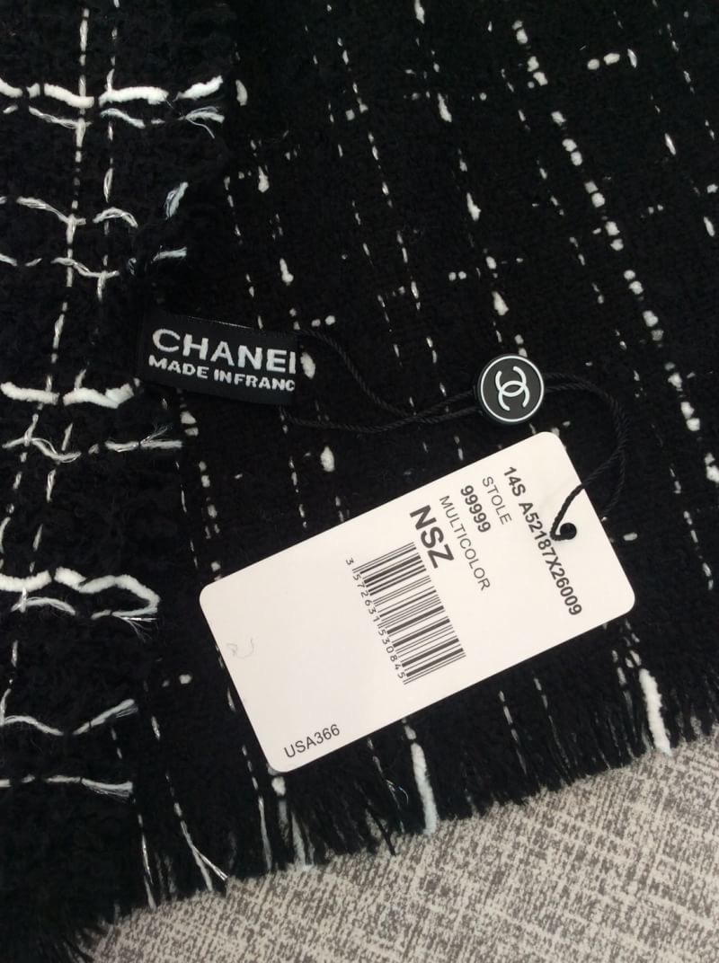 ราคานี้หาซื้อที่ไหนไม่ได้แล้ว พลาดแล้วจะเสียใจพูดเลยยคร้าา!! ของถูกและดีมีที่ร้านนี้จริงๆค่ะ Brand: CHANEL New ARRIVAL ผ้าคลุมไหล่ ผ้าพันคอ CHANEL คอเลคชั่นใหม่ปี 2018 ผ้า wool เนื้อดี เนื้อหนา นุ่ม ทอลาย ปักรูปสัญลักษณ์แบรนด์ ลายคมชัดค่ะ หนาวนี้ห้ามพลาดน