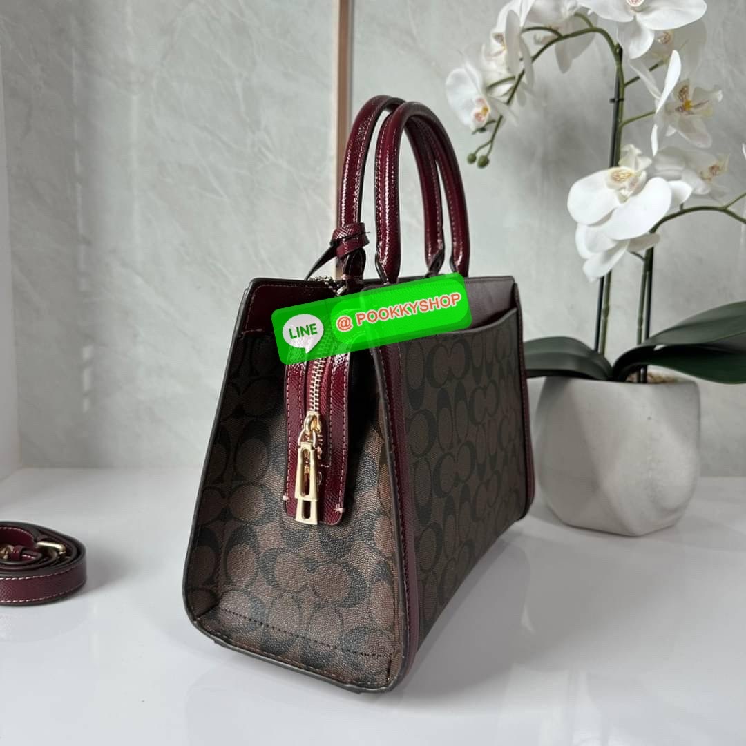 COACH ZOE CARRYALL IN SIGNATURE CANVAS (F87665) 🔖กระเป๋าถือหรือสะพาย ผู้ดีคุณนาย 🔖วัสดุหนังแคนวาส ตัดขอบหนังแท้ 🔖🔖เปิด-ปิดด้วยซิปคู่ ตกแต่งด้วยตัวล็อคแม่กุญแจห้อยด้านหน้า ด้านในเป็นช่องกว้างใส่ของได้เยอะ 🔖สายสะพายยา