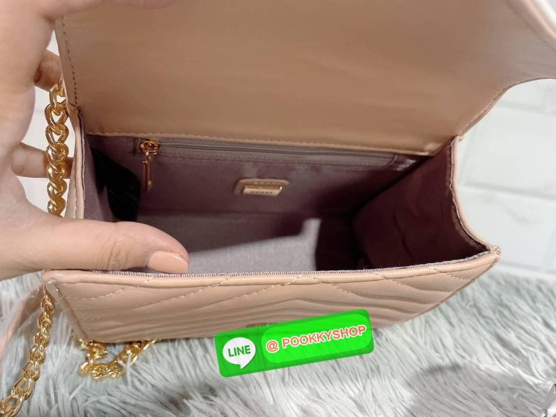 GUESS กระเป๋าสะพายทรงน่ารัก สวยอยู่ทรง ขนาดกำลังดี น้ำหนักเบา ด้านหน้ามีโลโก้แบรนด์อะไหล่ทอง โซ่ห้อยด้านหน้าไม่ชอบ สามารถถอดได้ เปิดปิดด้วยกระดุมแม่เหล็กสะดวกใช้ ภายในมี 1 ช่องย่อย และ 1 ช่องซิปเล็ก