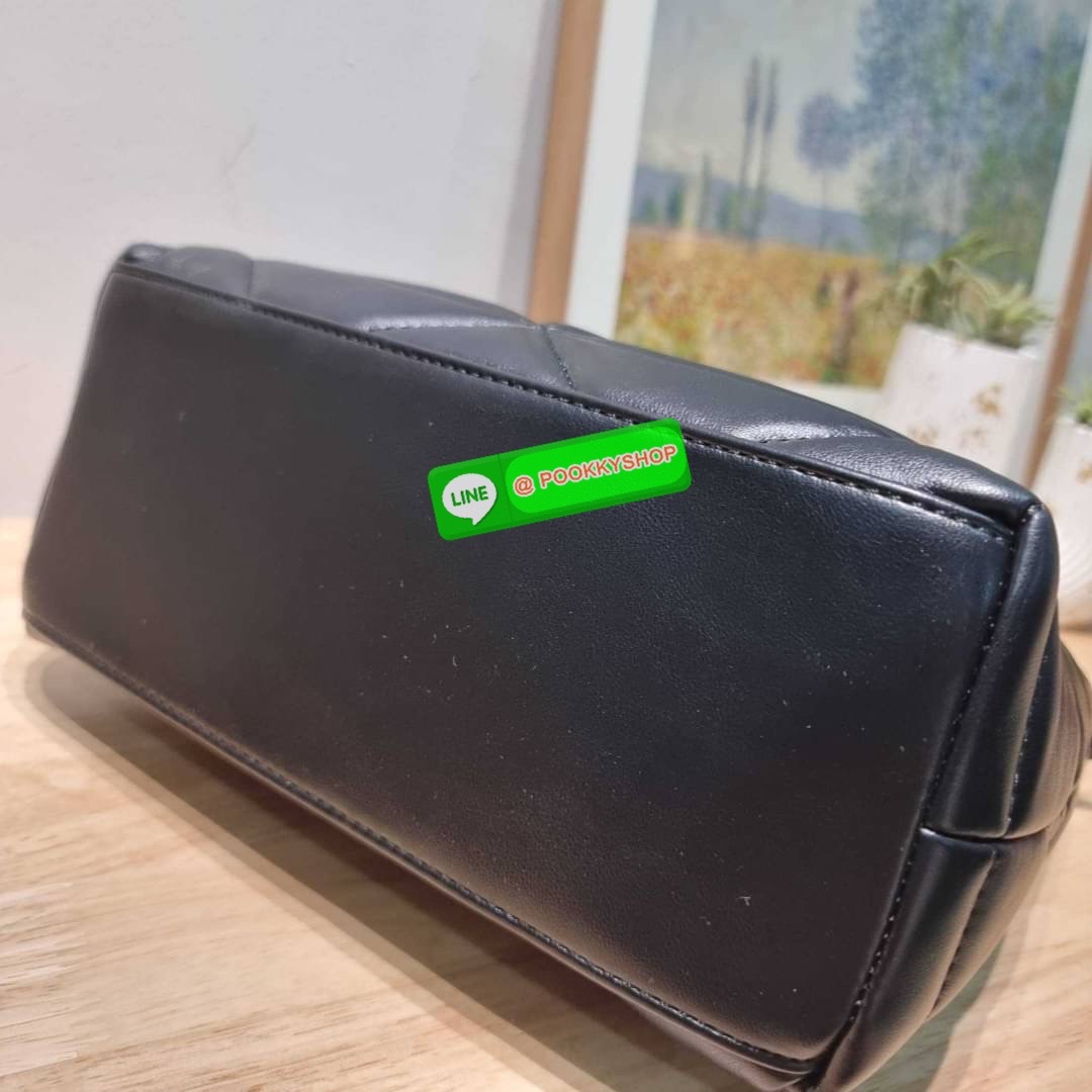 PRADA LEATHER PADDED BAG ใหม่ล่าสุด กับคอลเลคชั่นที่ทำออกมาตอบโจทย์ได้ทุกไลฟ์สไตล์ และเป็นยูนิเซ็กส์ กับกระเป๋าทรงโท้ท ขนาดกำลังดี วัสดุหนังแท้ ตัดเย็บเดินเส้นลายตาราง ปากกระเป๋ามีซิปเปิดปิด ภายในเป็นช่องโล่ง มีช่องแยกให้ มาพร้อมสะพายข้างและใบลูก ให้ได้สน