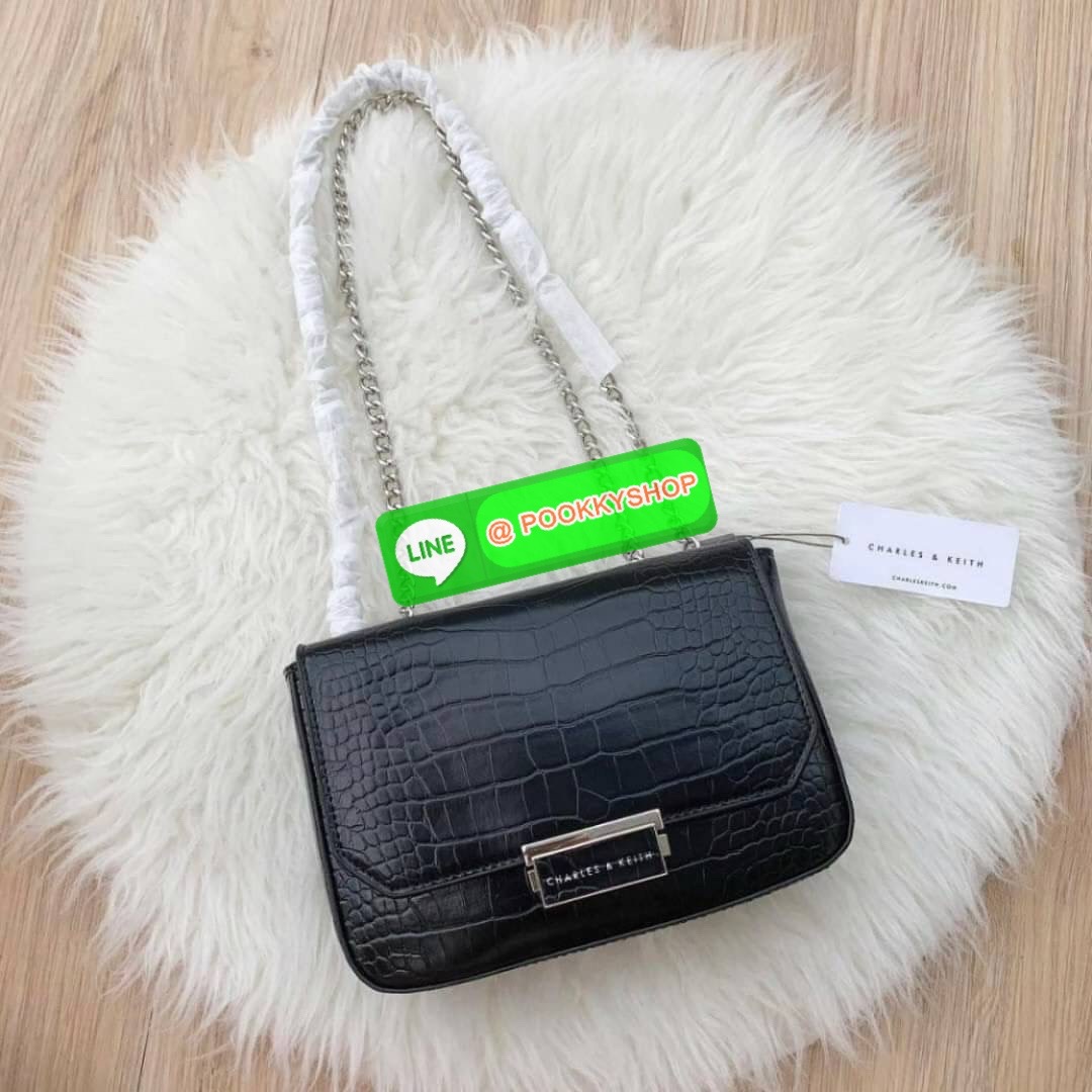 แท้ Outlet Charles&Keith ลายหนังจระเข้ ผิวเงา เปิดปิดแบบบีบคลายล็อค ภายในมีช่องซิป ด้านหลังมีช่องย่อย สะพายสายคู่หรือสายเดี่ยวได้ น้ำหนักเบา