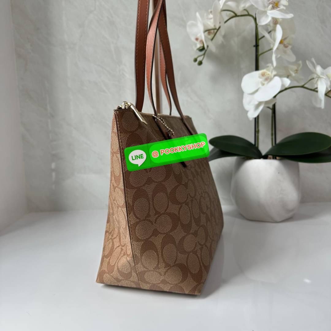 Coach 4455 ZIP TOP TOTE IN SIGNATURE CANVAS กระเป๋าสะพายไหล่ทรง Tote เปิด-ปิดกระเป๋าด้วยซิป ป้องกันของตกหล่น ภายในกว้างใส่สัมภาระได้เยอะ มีช่องเล็กใส่ของจุกจิก วัสดุแคนวาส หูจับหนังแท้ ถือไปเที่ยว ไปทำงาน สะดวกเลยค้า