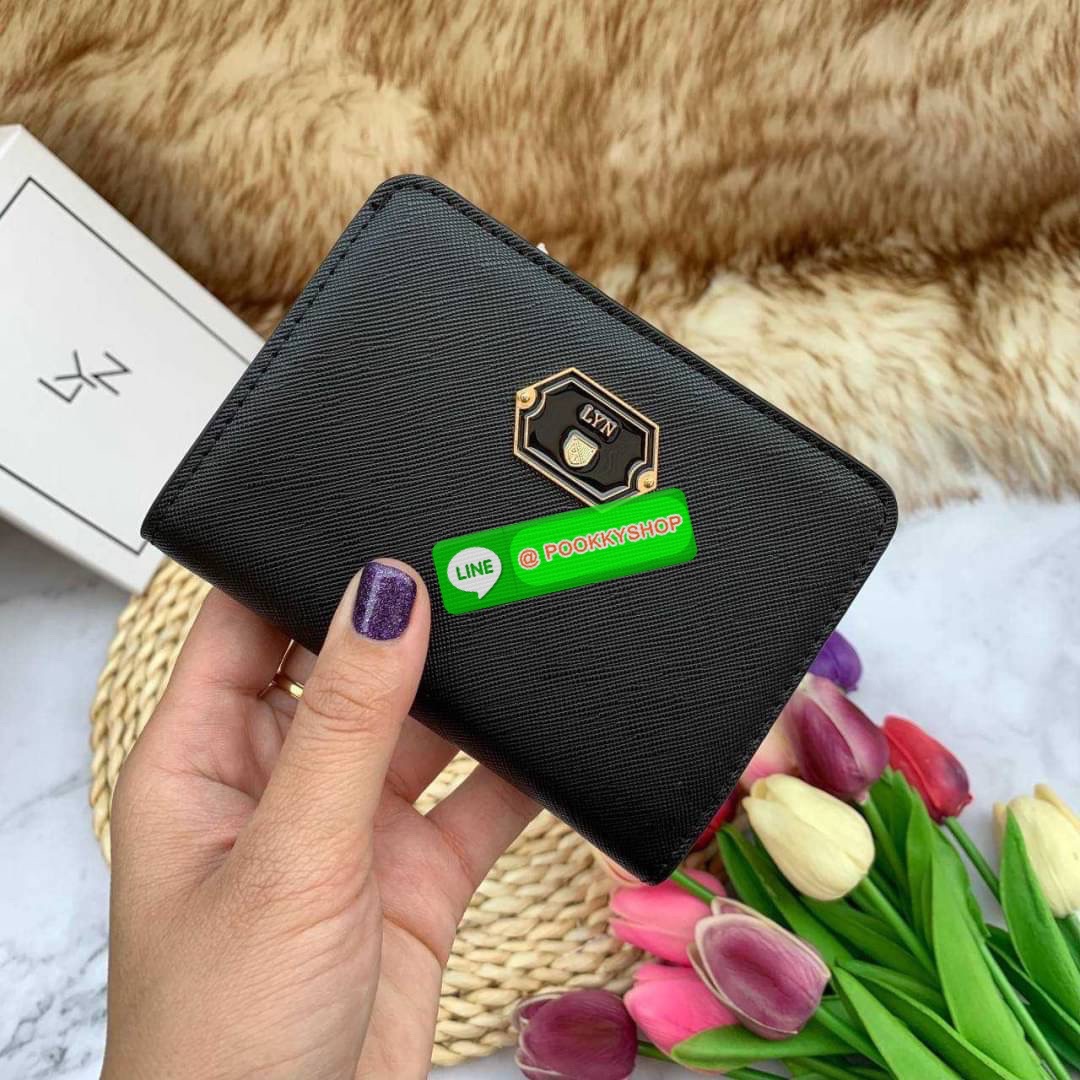 Lyn Wallet กระเป๋าตังLYN ขนาดใบกลาง ด้านหน้าติดโลโก้แบรนด์ ด้านในมีช่องใส่บัตร8ช่อง ช่องใส่ธนบัตรและช่องซิบแยกใส่เหรียญ ตัวจับซิบปั๊มแบรนด์ ใครกำลังมองหากระเป๋าสตางค์สีเรียบๆชิคๆแนะนำค่ะ