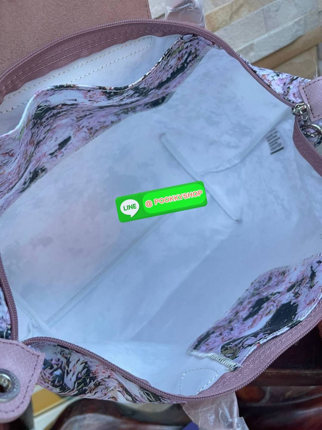 Longchamp LE PLIAGE PRINTEMPS/ÉTÉ 2021 TOP HANDLE BAG พบกับคอลเลคชั่นใหม่ล่าสุด ต้อนรับฤดูใบไม้ผลิ มีดีไซน์ที่เรียบหรูและคลาสสิก แฝงด้วยลูกเล่นแบบเฟมินีน แถมยังมีน้ำหนักเบาอย่างไม่น่าเชื่อ มาพร้อมกับหูจับกระเป๋าคู่และฝาปิดแบบกระดุม กระเป๋าถือใบนี้สามารถใช