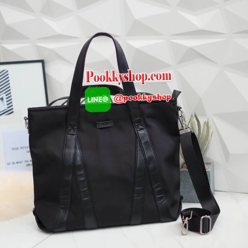 KEEP travel and gym handbag กระเป๋า ทรง big pillow ที่ดีไซน์ ออกมาให้ดู classic เหมาะกับทุกๆวัน ตัวกระเป๋าทำจาก ผ้า Polyester อย่างดี กันน้ำได้ระดับนึง ดีเทลตกแต่งด้วย หนังแท้ มีสายสะพายยาวให้ ถือแล้ว Look Casual Outfit สวยๆ แน่นอนค่า จะใช้เป็นกระเป๋าเดิน