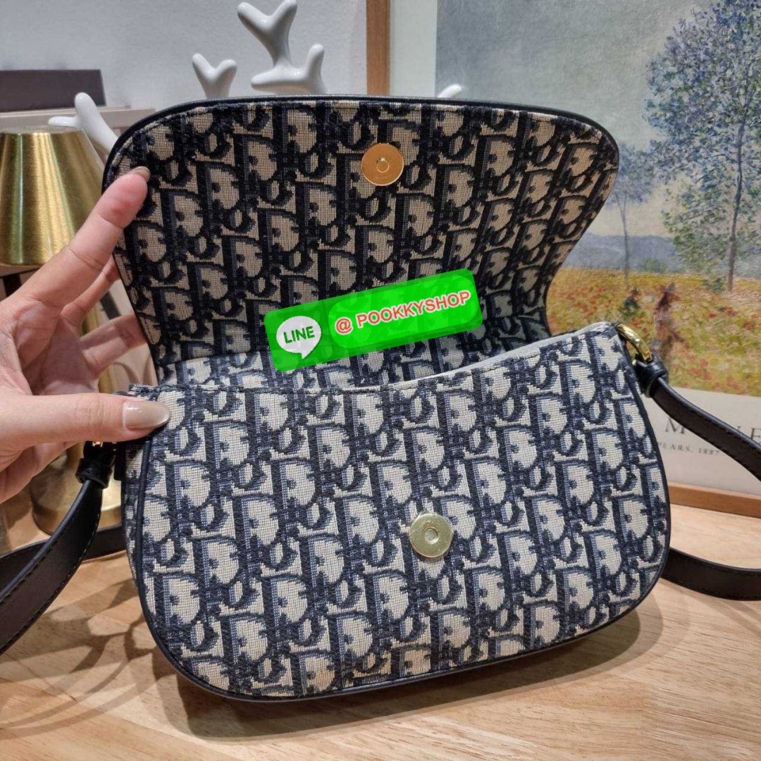 กระเป๋าสะพายทรงสวย ดีไซน์โลโก้โดดเด่นและหรูหรา ดีเทลดูดีมีกิมมิคในตัว