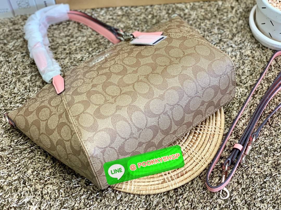 COACH 28989 KELSEY IN SIGNATURE CANVAS SHOULDER BAG กลับมาอีกครั้ง คุณภาพเต็ม100 เหมือนเดิม ไม่หักเลยจ้าา กระเป๋าทรงพัด หิ้วหรือสะพายข้างได้ หนังแท้ลายแคนวาส หนังนิ่มมากๆ สัมผัสแล้วคือใช่เลยจ้าา! เปิด-ปิดกระเป๋าแบบซิป ปากกระเป๋ากว้างหยิบจับสัมภาระง่าย ภาย