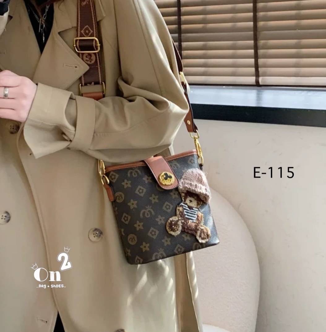 กระเป๋าสะพายแฟชั่นทรง tote งานสไตล์แบรนด์ หนังลายโมโนแกรม หน้าแต่งน้องหมีใส่หมวกน่ารักมากค่ะ ขนาดกำลังดีใช้งานง่าย มาพร้อมสายสะพายยาว