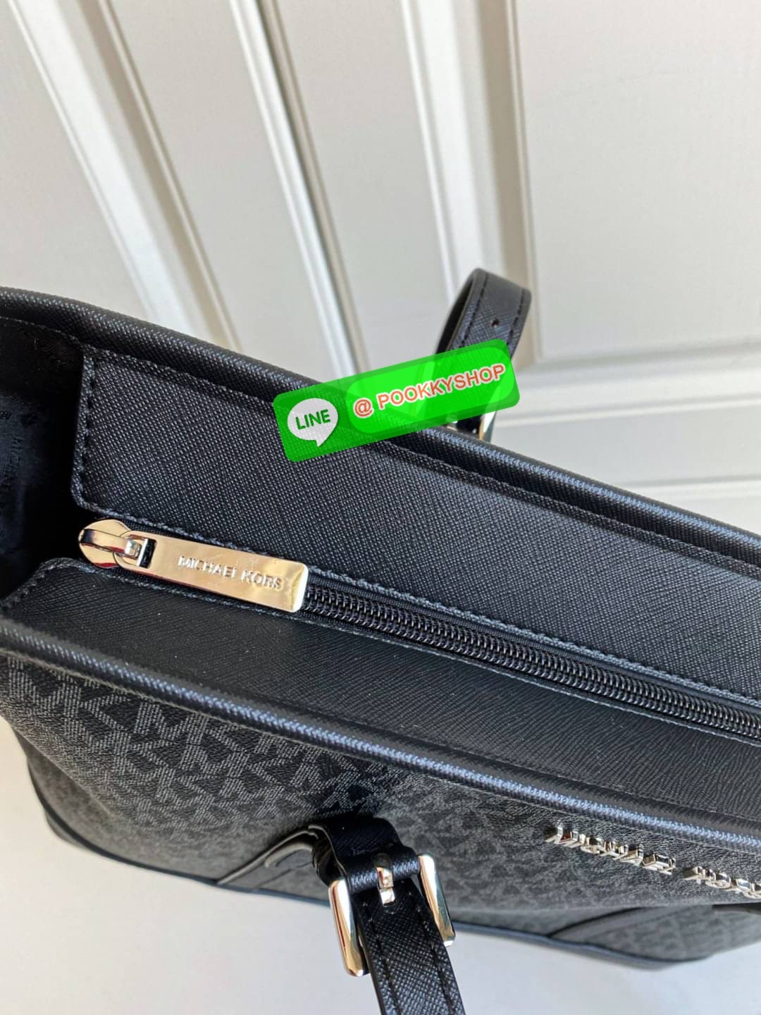 NEW ARRIVALS !! MICHEAL KORS TOTE BAG ของแท้ กระเป๋าสะพายทรง SHOPPING BAG หนัง PVC สวยหรูอยู่ทรง ด้านหน้าประดับโลโก้สีทองสวยหรูพร้อมห้อยพวงกุญแจ MK ภายในปิดเปิดด้วยซิปยาว มีช่องซิปและช่องเล็ก ซับในอย่างดีสกรีน กว้างและจุของได้เยอะมากค่ะ ใส่ ipad กระเป๋าสต