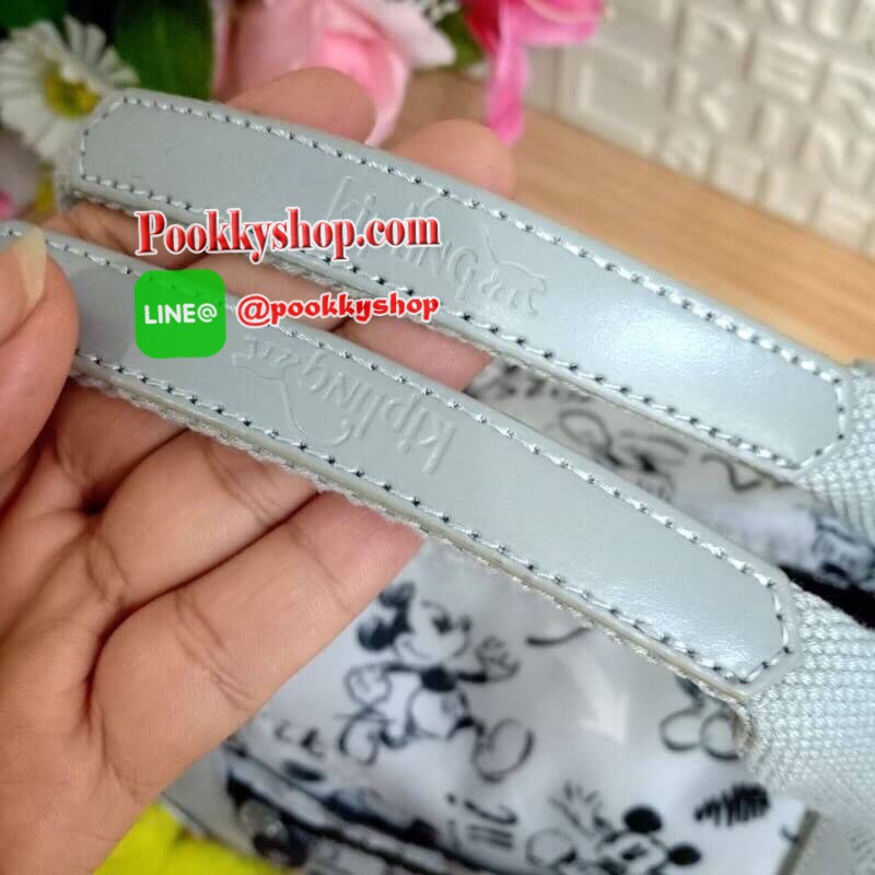 Disney's® 90 Years of Mickey Mouse Handbag 👍 รุ่น ART size M 👍กระเป๋าผ้าคิปลิงสะพายไหล่ได้ ครอสบอดี้ได้ มีสายยาวให้ 👍สามารถปรับสไตล์กระเป๋าได้2รูปแบบ เป็นtote หรือเก็บหูกระเป๋าก็ได้ 👍ช่องใหญ่ใส่ของได้จุ เปิดปิดด้วยซิป