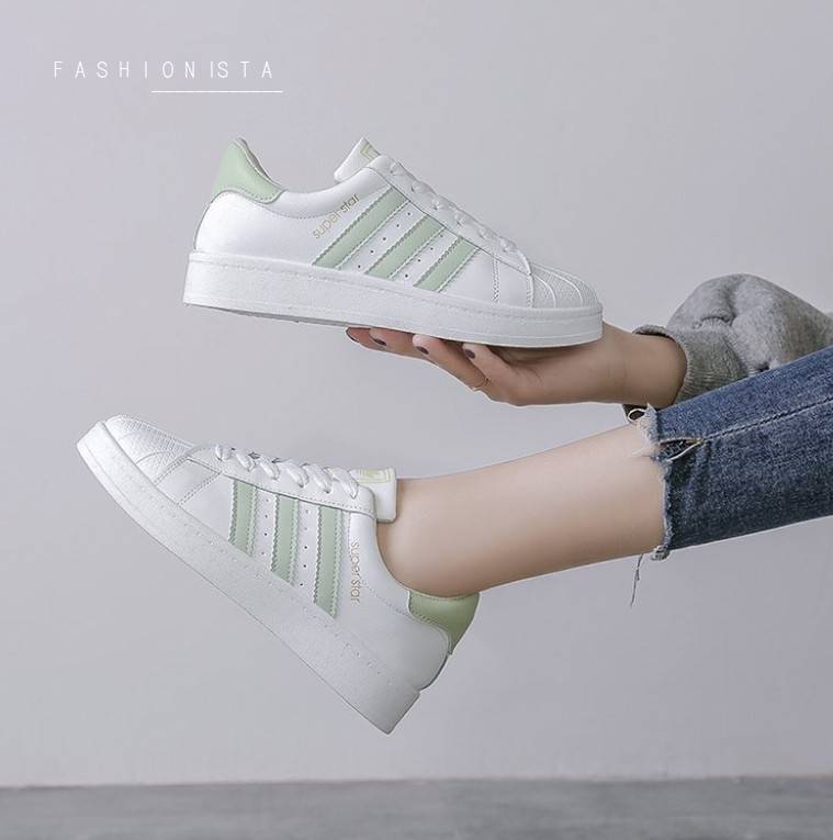 สินค้ามาใหม่ พร้อมส่งเลยจ้า!! Fashion Sneaker ทรง Super Starในตำนาน!! รองเท้าผ้าใบหนังนิ่ม วัสดุ pu เนื้อหนาคุณภาพดี ดีไซน์เรียบเก๋ แต่งแถบหนังด้านข้างสวยโฉบเฉี่ยวสไตล์งานแบรนด์ พื้นยาง 1นิ้ว ยึดเกาะเยี่ยมเดินไม่ลื่น ทรงแน่นงานดีมากใส่สบายนิ่มเท้า ใช้งานย