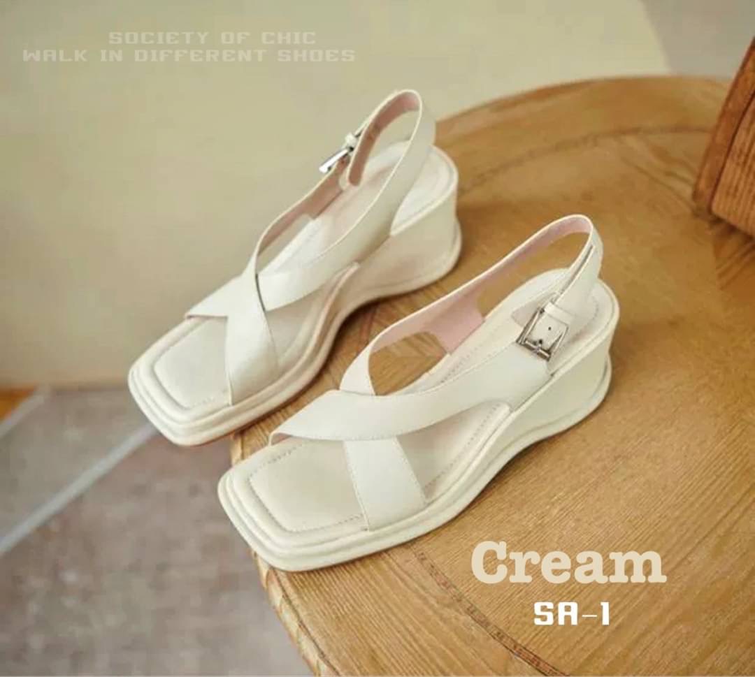 Soft Wedge Sandals ที่จะมาเปลี่ยนทุกการเดินให้สว เพรียว และสบายหายห่วง ซัพพอร์ตนุ่มสบาย ลดแรงกระแทกที่ส้นเท้า ใส่ทำงานได้ ใส่เที่ยวก็ดี๊ดี หนังนิ่ม ยืดหยุ่นดี เท้าบานกว้างใส่ปกติได้เลยค่ะ สายคาเฟ่ เน้นเดิน ต้องไม่พลาดค่าา