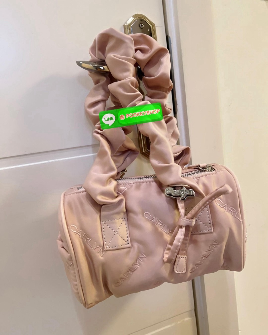 NEW ARRIVAL! น้องใหม่ล่าสุด มีความน่ารักไม่ไหวค่าสาวๆ CARLYN TIA MINI BAG พร้อมส่ง! สุดคิ้วท์ไปกับน้องสไตล์สายเกากันค่า ด้วยดีไซด์ใหม่ วัสดุไนล่อนอย่างดี ปักลายแบรนด์ทั้งใบสวยงาม