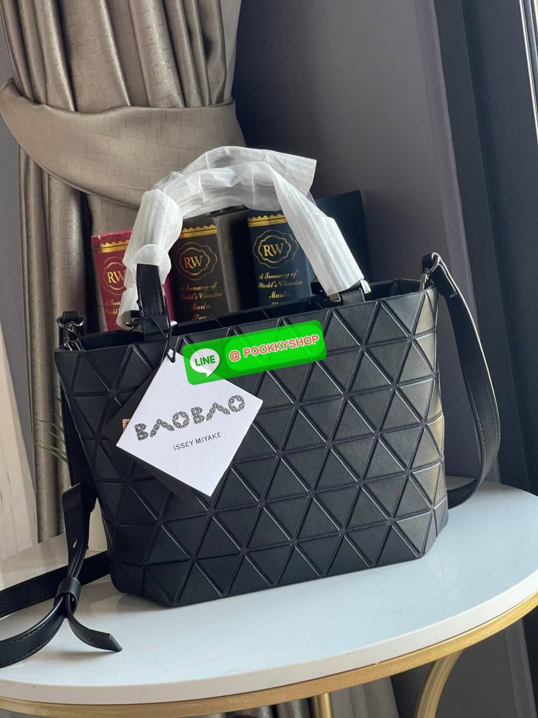 💕BAO BAO ISSEY MIYAKE MATTE CRYSTAL SMALL TOTE เป็นกระเป๋าทรงโท้ทที่มีความพิเศษด้วยการออกแบบแผ่นสามเหลี่ยมแบบใหม่จัดเรียงต่อกันในแนวตั้งเสริมกระเป๋าให้ดูหรูหรา ทันสมัย และดูมีเอกลักษณ์เป็นของตัวเอง อีกทั้งยังมีโครงสร้างฐานตาข่าย นอกจากช่วยให้กระเป