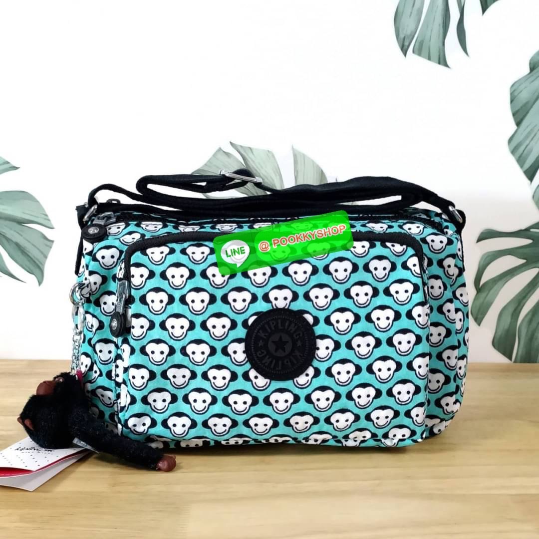 KIPLING RETH CROSSBODY BAG ซับในตาราง วัสดุ Nylon+polyester กระเป๋าสะพายข้างหรือ สะพาย Crossbody ได้ ช่องหน้าเปิด-ปิด ด้วยซิป พร้อมช่องแยกบ่อยด้านข้าง ช่องหลัก 2 ช่อง ด้านในโล่งกว้าง สามารถจุสัมภาระได้เยอะ พร้อมช่องซิปหลัง สายสะพายปรับระดับสั้น-ยาว ได้ fr