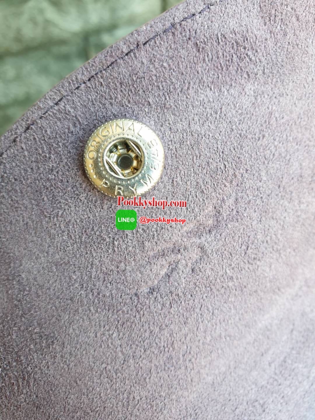 Longchamp Le Pliage Club Tote Bag Size L หูยาว วัสดุเนื้อผ้า Nylon Canvas เคลือบกันนำ้ ตัดด้วยหนังแท้ที่มีน้ำหนักเบา ดีไซน์เรียบง่ายแต่เต็มไปด้วยความคลาสสิก จนเป็นที่ชื่นชอบไปทั่วโลก Longchamp ปรับโฉม LE PLIAGE ด้วยการปักลายรูปม้า-ตราสัญลักษณ์ของแบรนด์บนผ