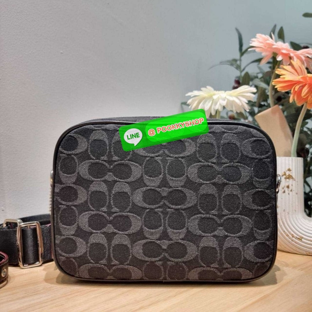 COACH CE744 CAMERA BAG IN SIGNATURE DENIM 🔆 Details สวยคลาสสิค ดูแพงเกินเรื่อง กับกระเป๋าสะพายข้างรูปทรง camera ที่มีความโดดเด่น ดีไซน์ออกมาให้ใช้งานสะดวกมากๆ ด้านหน้าจะมีช่องใส่ของจุกจิก ใส่บัตรหรือธนบัตรได้ ช่องหลักเปิด-ปิดด้วยซิป ภายในโล่งกว้าง