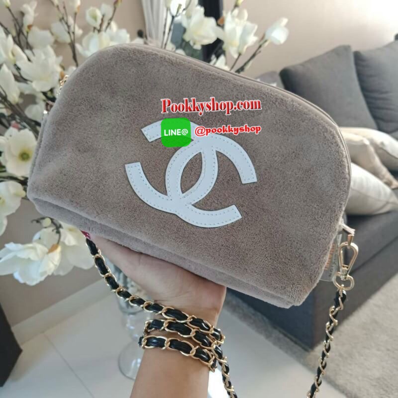 New Arrival!! อีกหนึ่งทรงสวยหรู ถือออกงานได้เลยคะ กับรุ่นนี้คะ Chanel Precision wolf crossbody bag with chain กระเป๋าทรงโดมผ้าวูฟขนนุ่มเต็มใบ ด้านหน้าปักโลโก้CC หนังแก้วสวยหรู ด้านในเปิดปิดด้วยซิปบุผ้าสีน้ำตาลปั้มแบรนด์สวยหรู ใส่กระเป๋าสตางค์ยาวได้ สายโซ่
