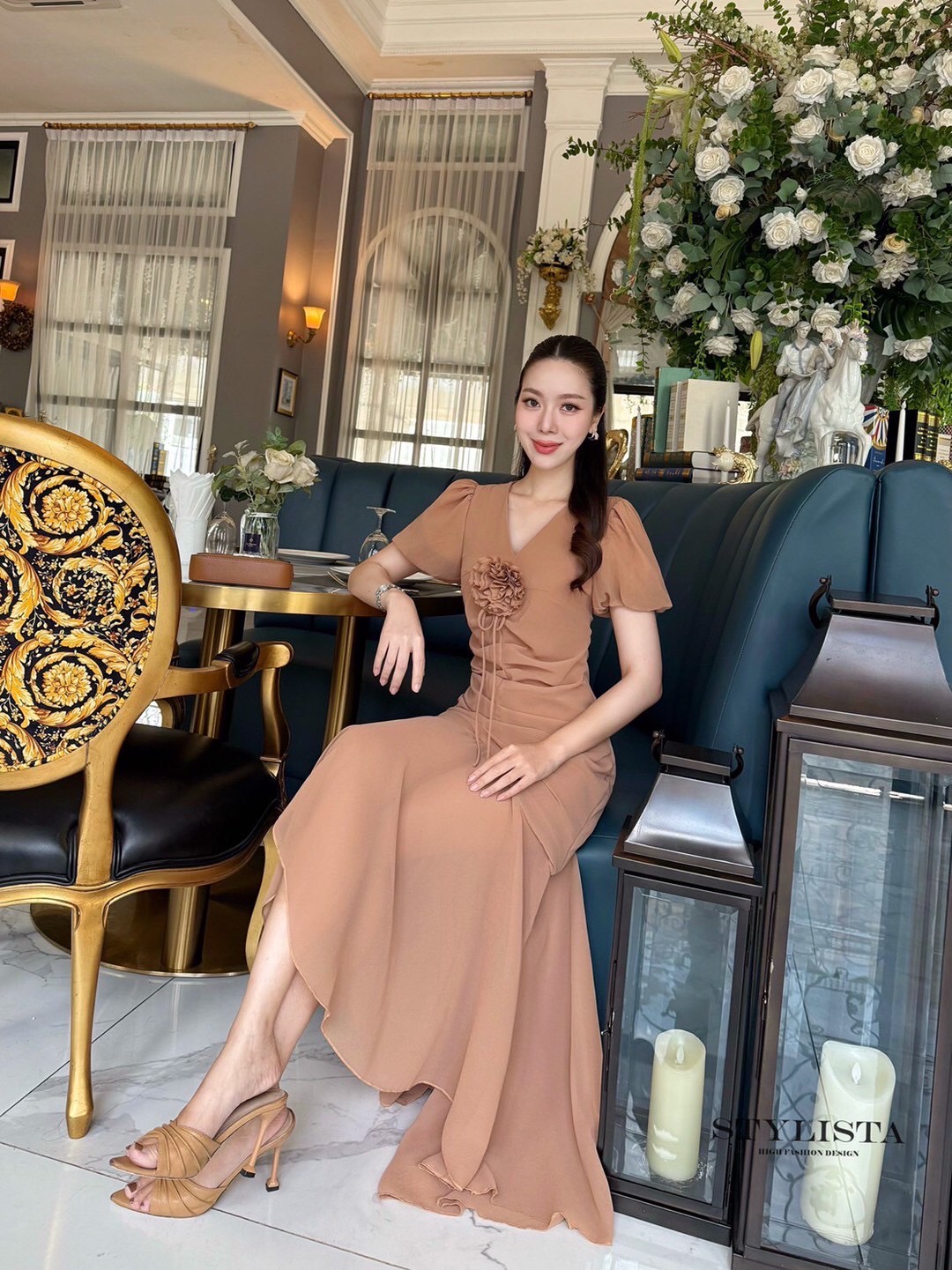 เดรสแฟชั่น Mocha Blossom Dress – เดรสชีฟองผูกอก สีมอคค่านุ่มละมุน