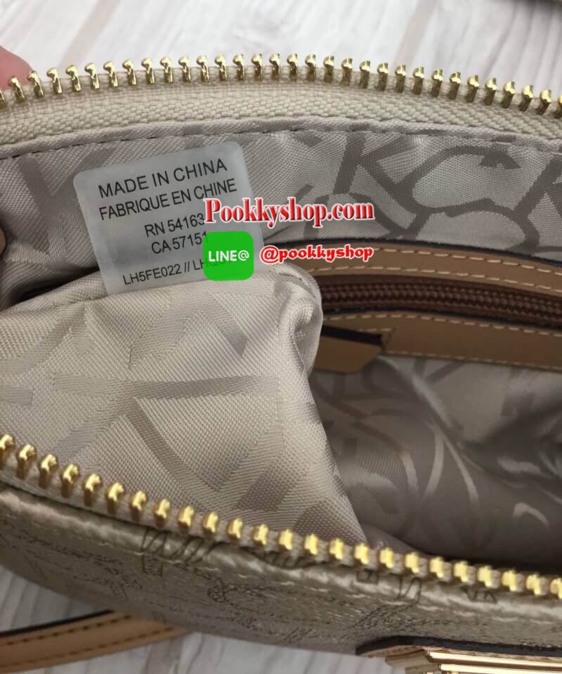 New arrival !!! Calvin Klein Crossbody Bag กระเป๋าสะพายขนาดน่ารัก วัสดุ PVC คุณภาพดี หนังนิ่ม น้ำหนักเบา ตัวกระเป๋าออกแบบลาย CK ทั้งใบ ด้านหน้าประดับด้วยโลโก้แบรนด์สวยหรู หัวซิปเป็นหนังง่ายต่อการใช้งาน ช่องหลักเปิดปิดกระเป๋าด้วยซิป ด้านในโล่งกว้าง มีช่องซ