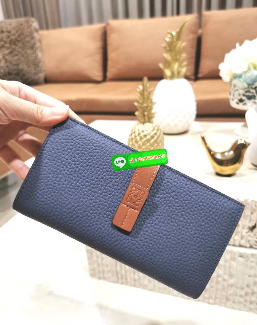 ✴️Don't Miss!✴️NEW! LOEWE LONG WALLET BAG VIP GIFT WITH PURCHASE-GWP กระเป๋าพรีเมี่ยมกิ๊ฟ Limited จาก LOEWE DUTYFREE COUNTER วัสดุหนังแท้เทคเจอร์สวยอยู่ทรงปั้มโลโก้แบรนด์ด้านหน้าเปิดปิดด้วยกระดุม ภายในมีช่องใส่ธนบัตรหลายช่อง ช่องหลักสาม