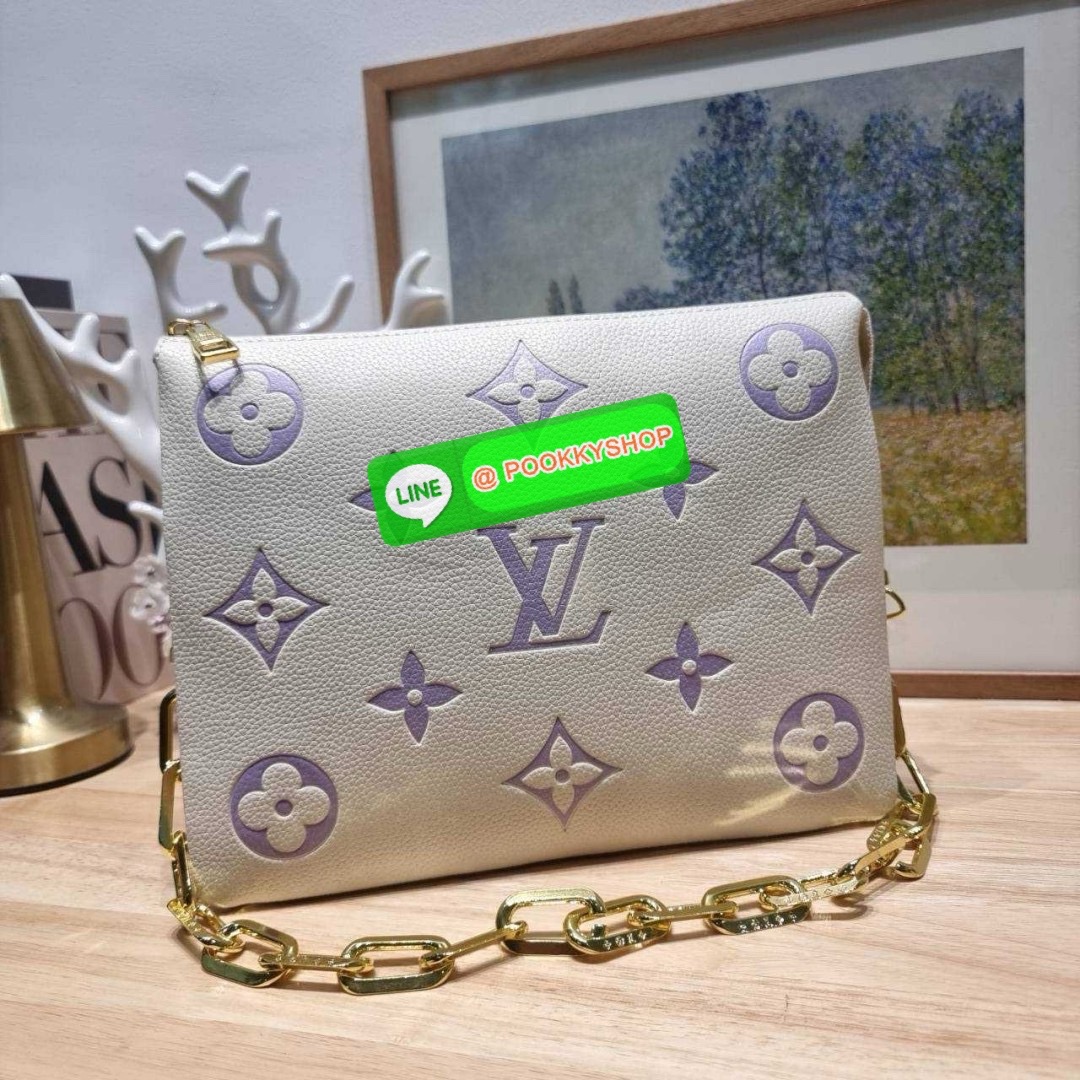 LV coussin pm bag 🔆 Details กระเป๋าสะพายกึ่งคลัชท์ สุดล้ำ ดีไซน์ใหม่ สีลิมิเต็ด ล่าสุดจากเคาน์เตอร์ duty free มาแรงมาก ด้วยความสวยปังตั้งแต่แรกเห็น มาพร้อมสาย 2 เส้น สวยลัคชูแบบสับๆ มีสายโซ่ที่มีดีเทลละเอียดไม่ซ้ำ และสายสปอร์ตครอสบอดี้ ที่จะคล้องไ