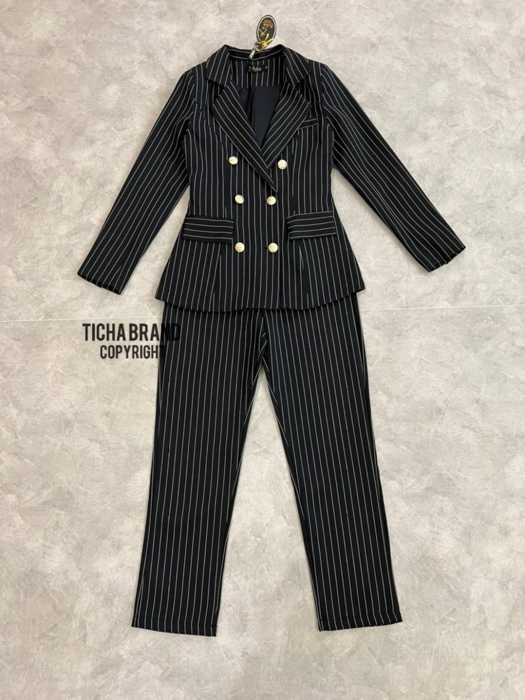 เซตสูทคอปกแขนยาว+กางเกงขายาว มีกระดุมหน้า 2 แถว มีกระเป๋า ทรงพอดีตัว เนื้อผ้าดีมากกกก ใส่สบาย ใส่สวยดูดีเหมือนเซเลปเลยค่ะ ใครกำลังมองหาเซตสูทสวยๆ ใส่ออกงาน ใส่ทำงาน ใส่แล้วดูดี ใส่ได้หลายโอกาส แนะนำเลยค่ะ ราคาเป็นกันเองจัดด่วนๆ สั่งช้าอดสวยยยยยของหมดไวนะค