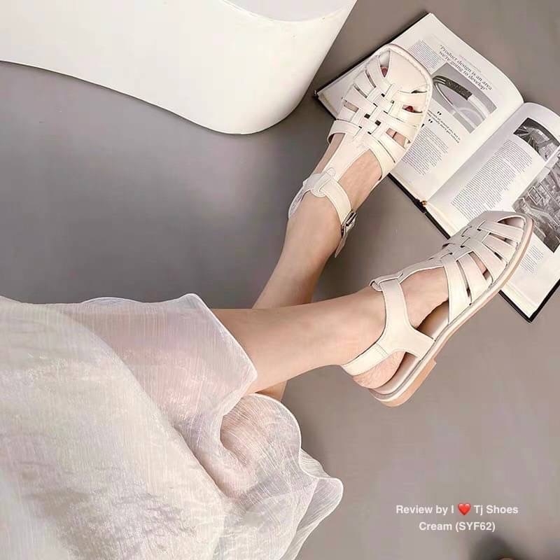 !! พร้อมส่งรองเท้ารัดส้นนำเข้าสวยเก๋ขายดีมากๆ !!! - หนังรุ่นนี้ใส่ดีมาก ใส่เดินสบาย - มีรูระบายอากาศ ใส่แล้วเท้าไม่อับ - สายสามารถปรับให้กระชับได้ - จับแมทกับชุดง่าย ใส่แล้วดูเกร๋ดูน่ารักมากๆ - ทางร้านถ่ายรูปจากสินค้าจริง *** ของจริงงานดีสวยเป๊ะมาก สวยเกิ