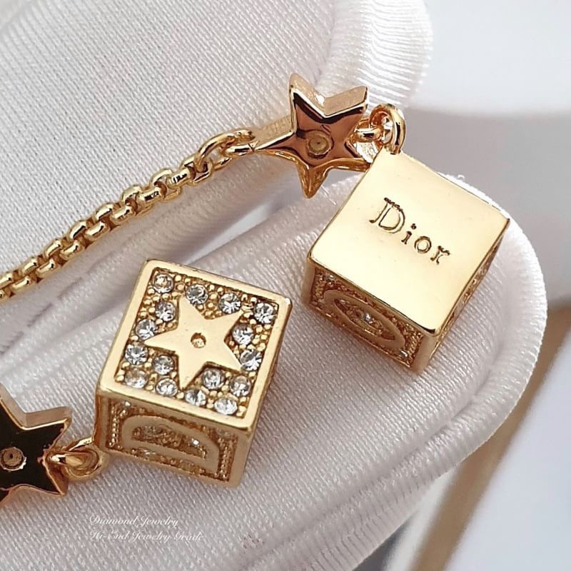 Super Hi-End Quality !!!!! ((งาน 1:1 เหมือนแท้ที่สุดในท้องตลาด)) Christian Dior Earring คอลล่าสุดค่ะงานอย่างใส่ออกมาน่ารักมากๆค่ะ มีแสตม Dior สวยเป๊ะ งานจิวสวยๆจาก Dior สาวกดิออพลาดไม่ได้เลยนะคะ ใส่ได้ตลอดไม่มีตกยุคคร๊าา อะไหล่สีทอง หรูหรา สาวๆห้ามพลาดเด็