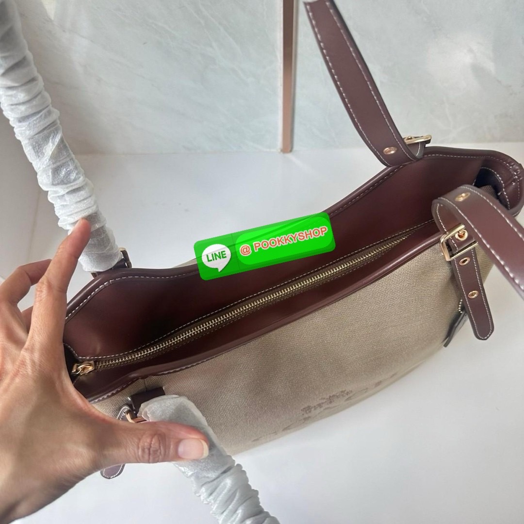 COACH CR167 MEADOW SHOULDER BAG 🔖กระเป๋าถือคอลเลคชั่นใหม่ ใบใหญ่ตอบโจทย์คนสัมภาระเยอะ 🔖วัสดุ: ผ้าแคนวาสตัดขอบหนังแท้ 🔖เปิด-ปิดด้วยซิป 🔖ภายในโล่งใส่ของได้เยอะมาก มีช่องซิป1ช่อง ช่องใส่ของจุกจิก1ช่อง 🔖ด้านหลังมีช่องซิ