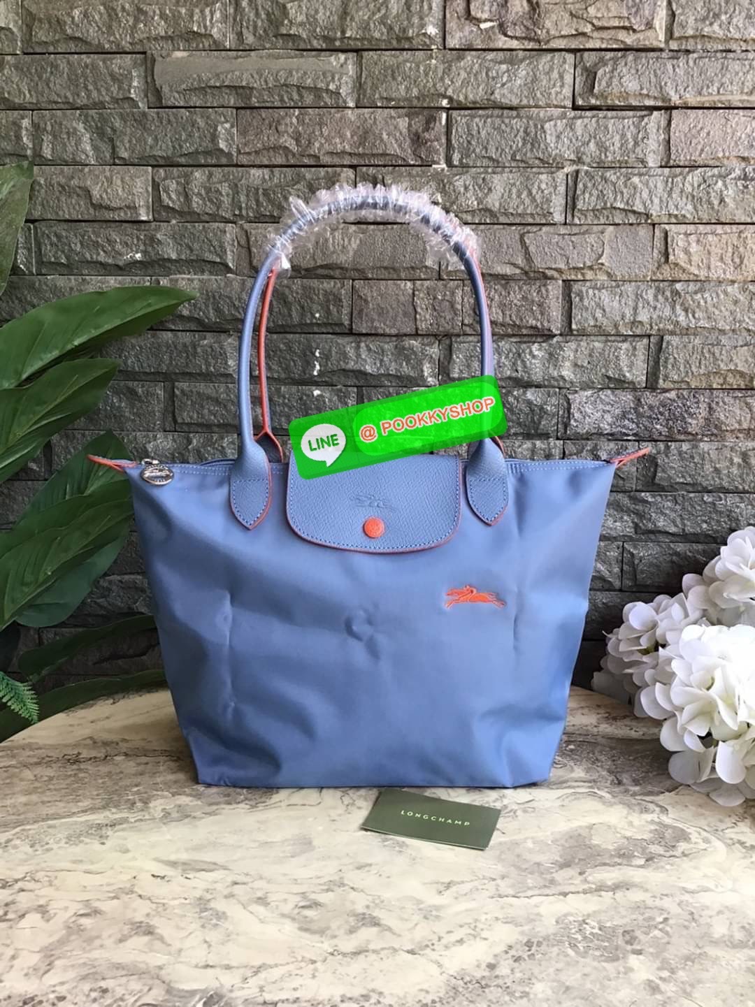 Longchamp Le Pliage Club Tote Bag Size S หูยาว วัสดุเนื้อผ้า Nylon Canvas เคลือบกันนำ้ ตัดด้วยหนังแท้ที่มีน้ำหนักเบา ดีไซน์เรียบง่ายแต่เต็มไปด้วยความคลาสสิก จนเป็นที่ชื่นชอบไปทั่วโลก Longchamp ปรับโฉม LE PLIAGE ด้วยการปักลายรูปม้า-ตราสัญลักษณ์ของแบรนด์บนผ