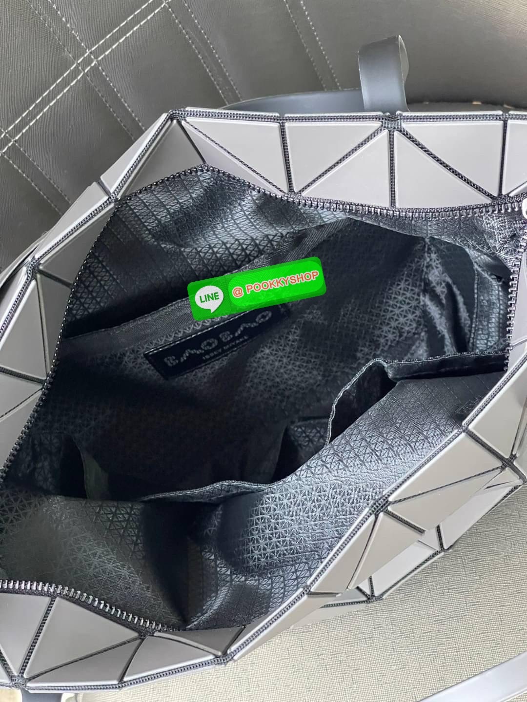 💕 Bao Bao Issey Miyake ROCK MATTE ซีรีส์นี้จะเป็นทรงสี่เหลี่ยมผืนผ้า มีซิปปิดด้านบน ถือเป็นรุ่นที่เหมาะกับการใช้งานในชีวิตประจำวัน สามารถพับมุมและบริเวณด้านล่างของกระเป๋าเพื่อเพิ่มความสะดวกสบายในการใช้งาน ทั้งยังช่วยให้วางกระเป๋าในแนวตั้งได้อีกด้ว