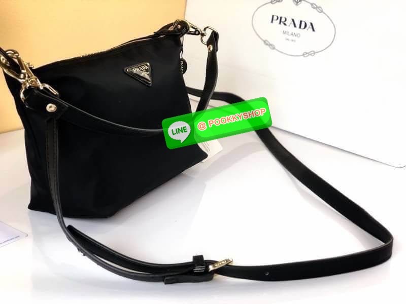 PRADA NYLON SHOULDER BAG พรีเมี่ยมกิ้ฟจากเคาน์เตอร์ต่างประเทศรุ่น Limited edition ที่ฮ๊อตสุดๆวัสดุเป็น Nylon เนื้อหนาคุณภาพดีตามแบบฉบับของแบรนด์ ขนาดกำลังดีน้ำหนักเบา ด้านหน้าประดับ โลโก้แบรนด์อะไหล่ทองหรู ภายในมีช่องซิปและช่องใส่ของ ซับใน Polyester100% ใ