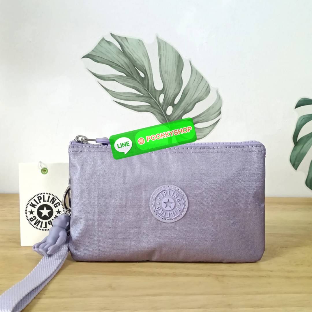 Kipling Creativity Large Pouch วัสดุ Nylon 100% กระเป๋าคล้องมือขนาดพอเหมาะ 7.25 นิ้ว พกพาสะดวก เปิด-ปิดด้วยซิปเดียวใช้งานง่าย ด้านในมีช่องกว้าง 2 ช่องและช่องซิปเล็กตรงกลางอีก 1ช่อง ใช้งานได้สะดวก สามารถใส่มือถือ 7.5 นิ้วได้ กุญแจรถ ธนบัตรได้ ล็อตนี้มาพร้อ