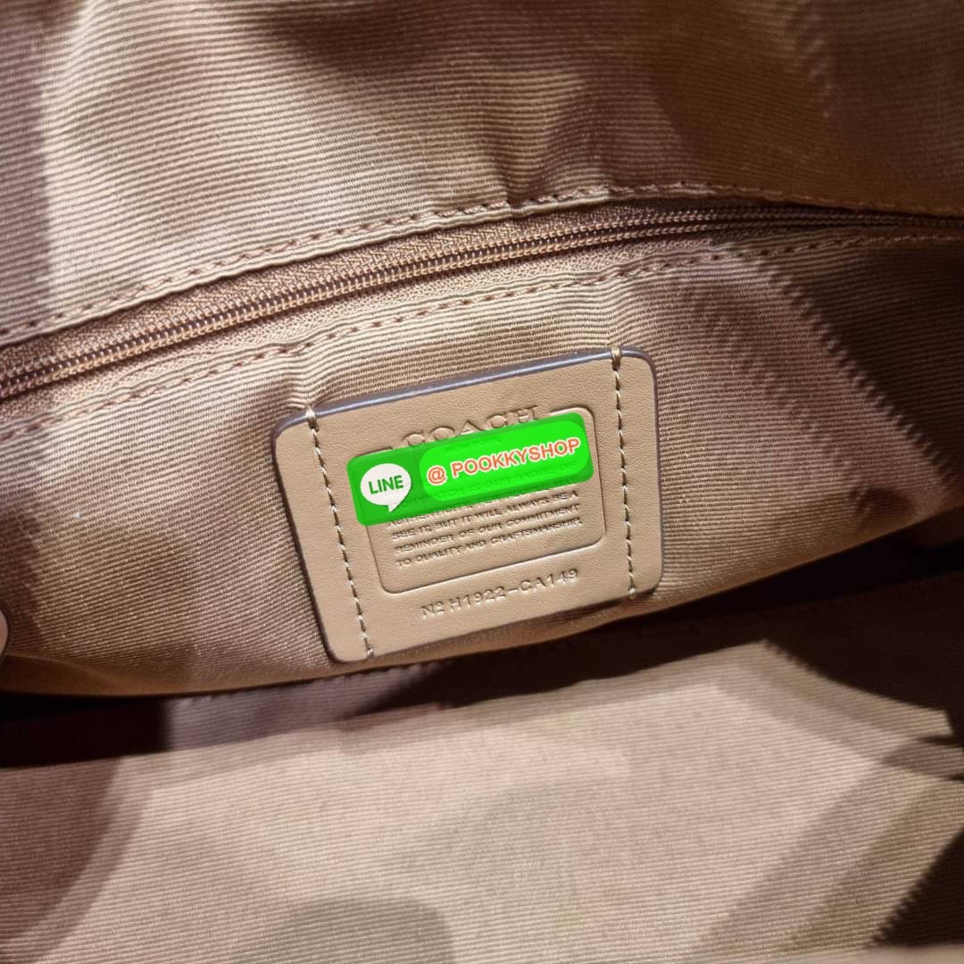 COACH CA149 ROWAN SATCHEL IN BLOCKED SIGNATURE CANVAS สีเข้าใหม่ตัวท็อปอีกหนึ่งรุ่น กับกระเป๋าทรงหมอน ดีไซน์คัลเลอร์บล็อค โทนสีตัดกันอย่างลงตัว ใช้งานง่าย ตอบโจทย์ทุกลุค ทุกสไตล์ มาพร้อมหูจับในตัว และสายครอสบอดี้ วัสดุหนังแคนวาสสลับหนังแท้ มีซิปด้านหน้า แ