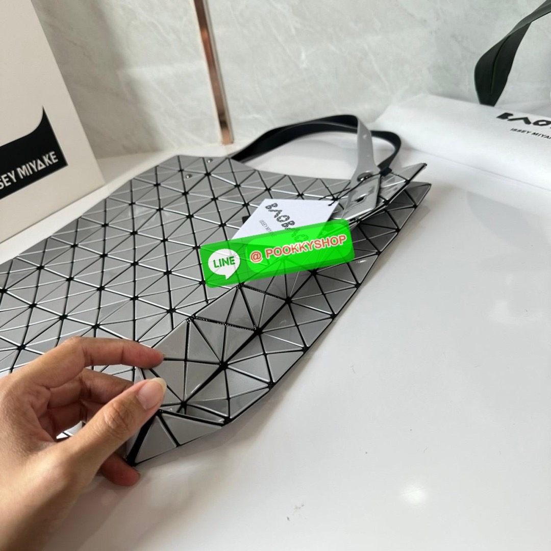 BAO BAO PRISM PLUS Handbag (Large) 🔖กระเป๋าถือจากแบรนด์ BAO BAO ISSEY MIYAKE ดีไซน์คลาสสิกทรงสี่เหลี่ยม มาพร้อมลวดลายสามเหลี่ยมที่มีมิติ 🔖วัสดุ: โพลีเอสเตอร์ ผสมหนัง 🔖 ปากกระเป๋าเปิด ซับในเป็นไนลอน มีช่องกระเป๋าด้านในและหูหิ้วกระเป