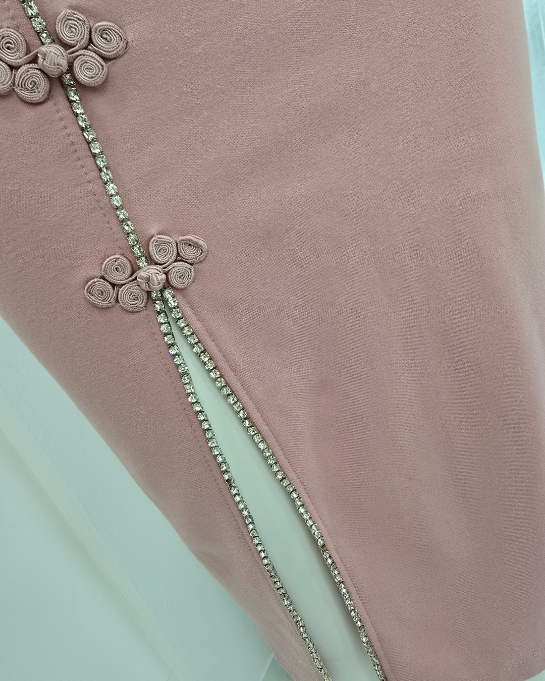 เดรสแฟชั่น เดรสกี่เพ้าเสื้อแขนยาวปลายแขนพอง กระโปรงทรงสอบผ่าหน้าขา