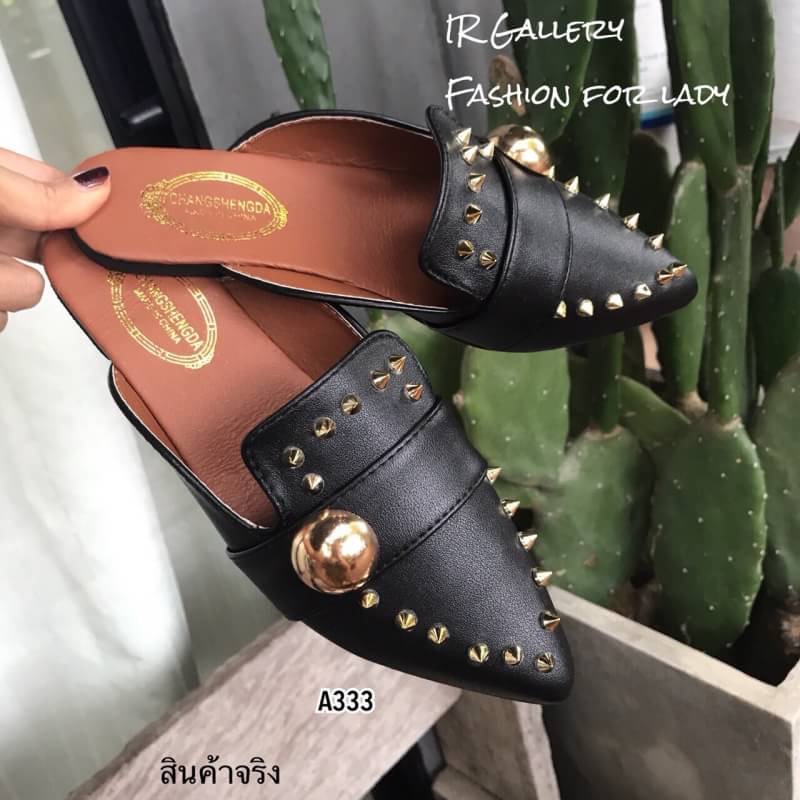 แบบขายดี!!! พร้อมส่ง มาแร้วคร้างานที่กำลังเป็นที่นิยมในตอนนี้ ลำลองทรงสลิปเปอร์หนังนิ้มนิ่มด้านหน้าประดับอะไหล่หมุดทอง แบบเปิดส้นสวมใส่ง่ายรองพื้นเสริมนวมนุ่มใส่นุ่มเท้า ส้นยางกันลื่นหนา 1 ซม. ใส่แล้วดูโดดเด่นฟรุ้งฟริ้ง มุ้งมิ้งสุดๆเลยค้า