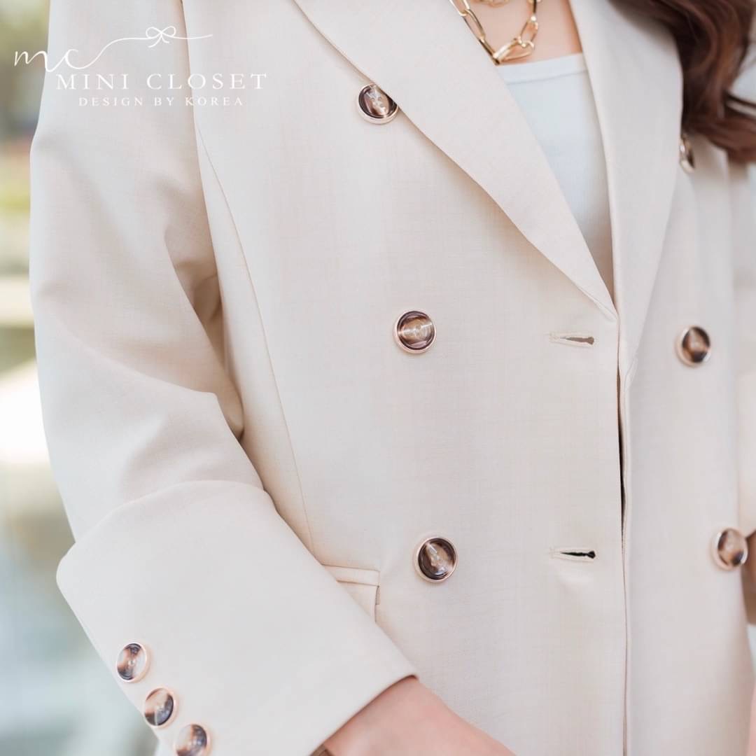 ⛅️Blazer ทรงดีงามมาก⛅️ งานสูท Oversize คุณภาพเนี้ยบๆ ผ้าเนื้อดี งานมีซับในทั้งตัว ความยาวปิดสะโพกบน ใส่ทางการก็ได้ ใส่ชิวๆเก๋ๆก็เอาอยู่ค่ะ