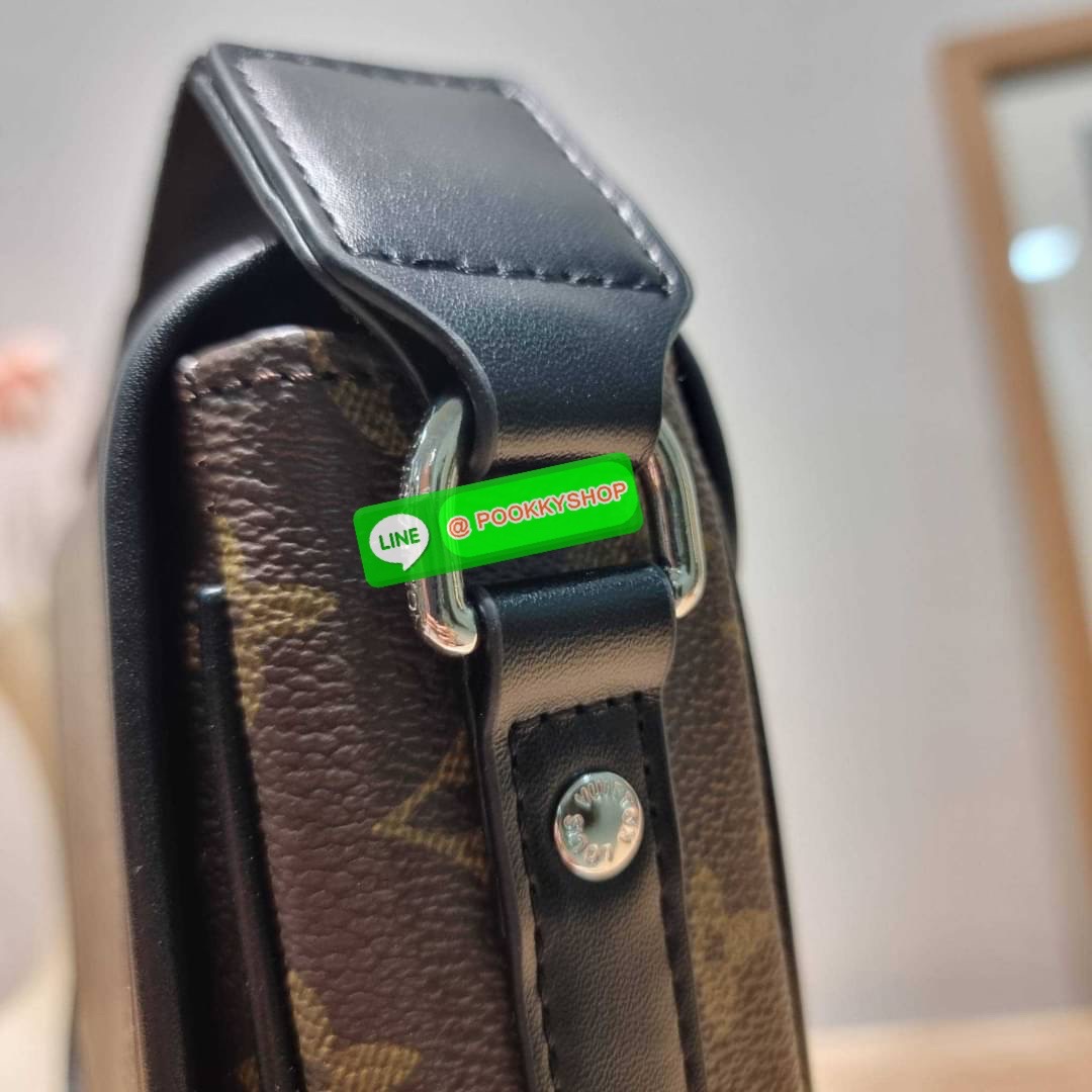 LV bass macassar monogram bag ของใหม่จัดให้หนุ่มๆ จากเคาน์เตอร์ dutyfree กับกระเป๋าสะพายทรงแมสเซ็นเจอร์ ไซส์กำลังดี เหมาะกับหนุ่มๆที่รักความคล่องตัว วัสดุหนังแท้ปั๊มลายเต็มใบ ดีไซน์คลาสสิค เปิด-ปิดด้วยกระดุมแม่เหล็ก ภายในโล่ง ใส่โทรศัพท์ได้ทุกรุ่น ใส่กระเ