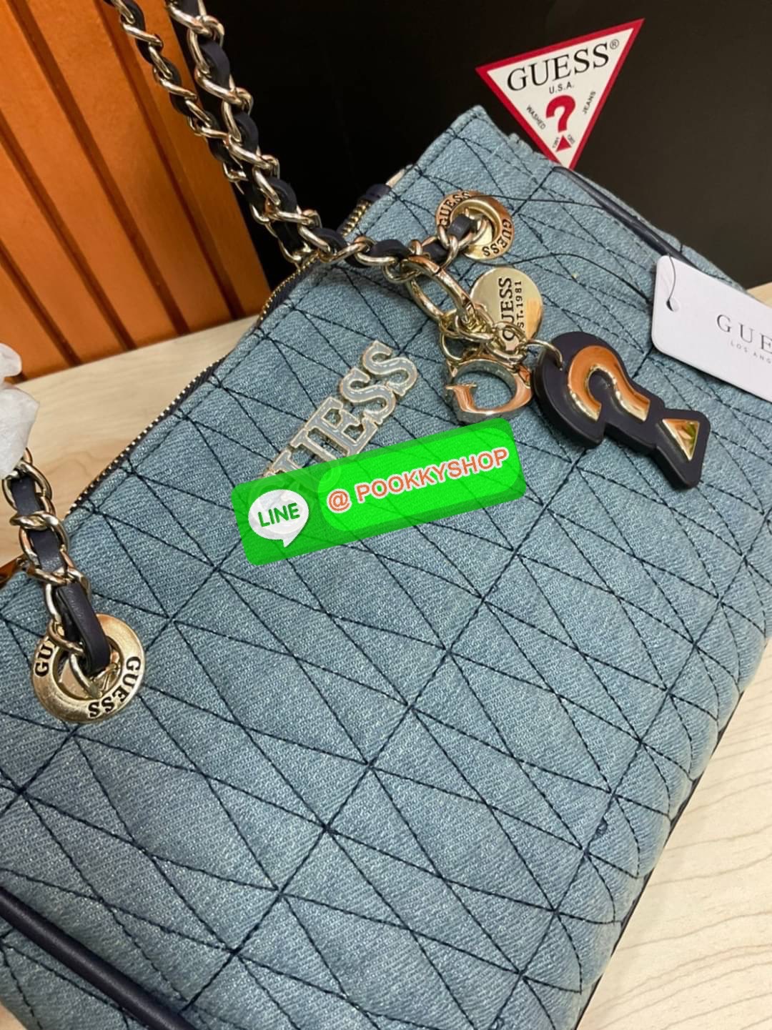 Guess Brinkley Society Satchel Bag กระเป๋าถือหรือสะพาย ขนาดกำลังดี วัสดุ Denim และ Pu หนังนิ่ม ผ้านุ่มมาก สวยอยู่ทรง มาพร้อมพวงกุญแจน่ารักๆ ถอดออกได้ ด้านหน้าประดับโลโก้แบรนด์ เปิดปิดด้วยซิป มี 2 ช่องหลักใช้งาน ภายในช่องซิปหน้าแยกเป็นสัดส่วนการใช้งาน ซิปช